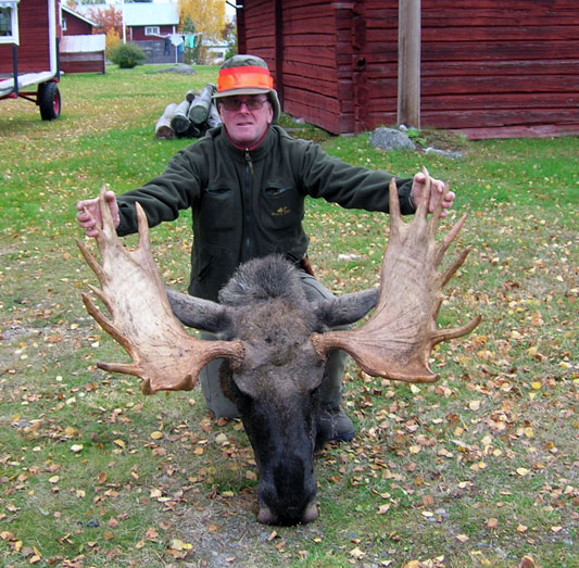 Skickar en bild på Alf Eriksson från Allsåns VVO i Överkalix med en 18 taggare skjuten under älgjakten hösten 2005, som ni kan sätta in i bildgalleriet på er hemsida